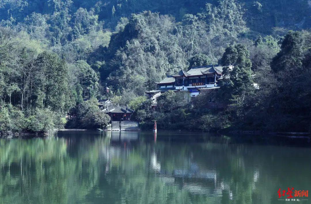 所有  在都江堰市消费的游客,通过网络预约,在青城山—都江堰景区官方