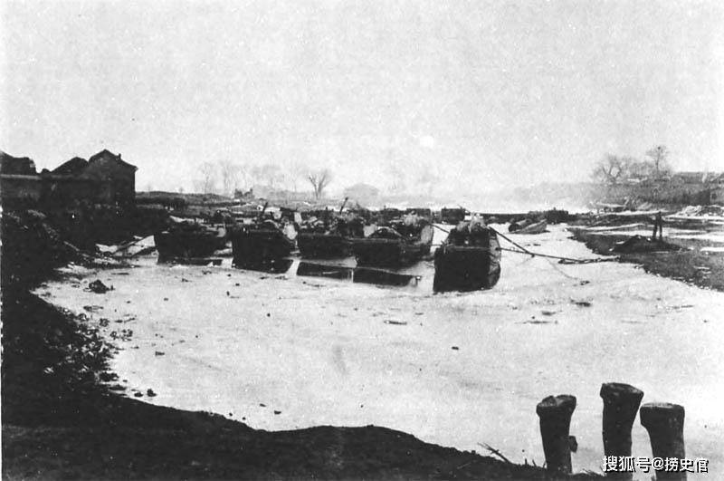 1901年日军占领下的天津杨村 ,白河结冰了有人滑冰车
