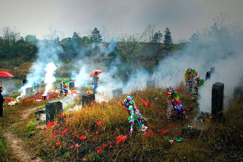 清明节上坟祭祖是先修坟还是先烧纸钱?有何讲究?为何要这样做?