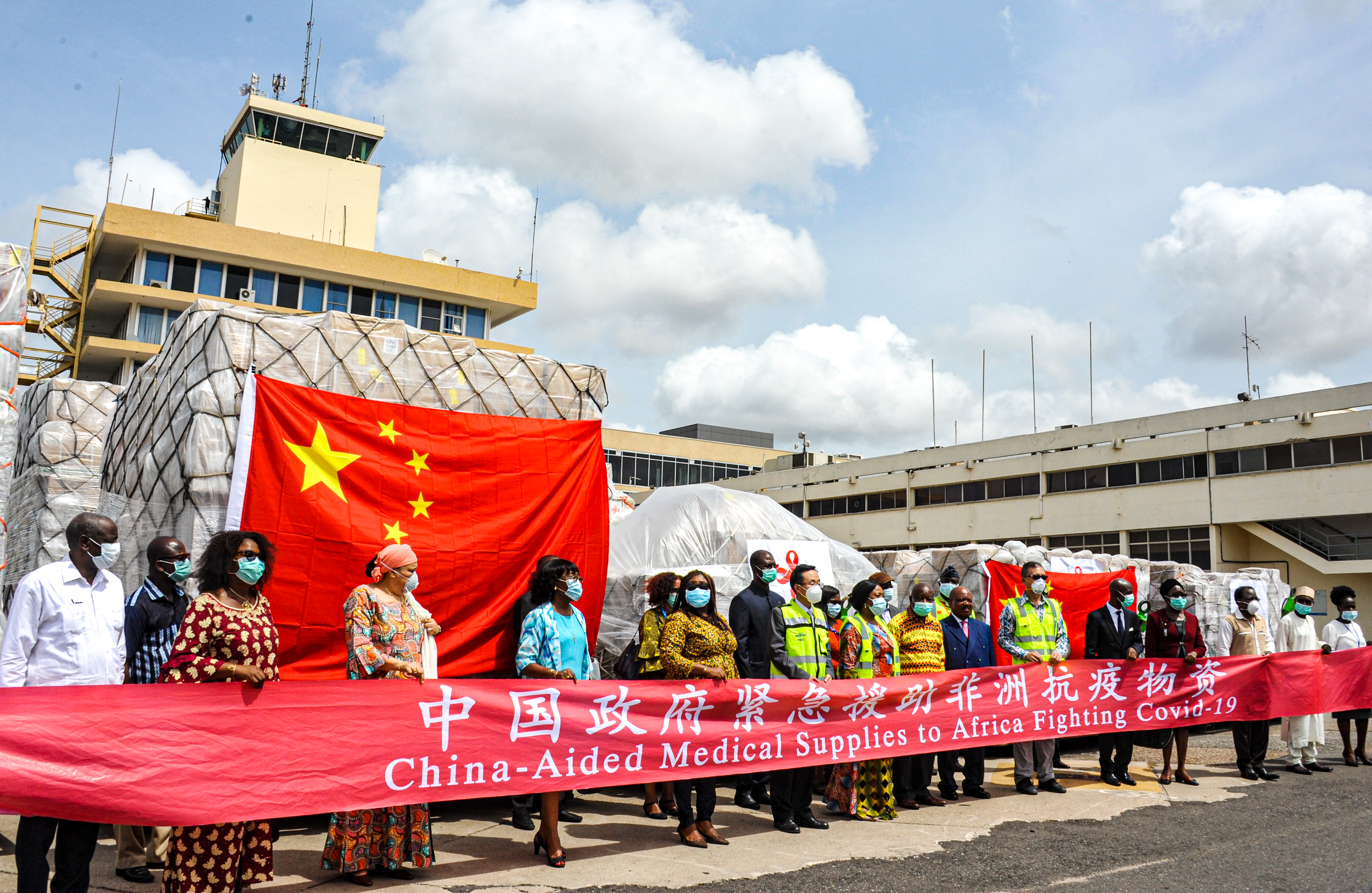 中国援助18个非洲国家的抗疫物资6日运抵加纳.除加纳外