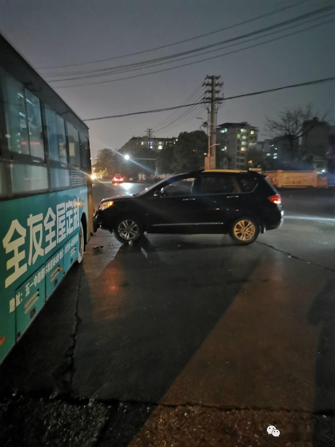 耒阳西湖南路一起车祸,suv撞公交