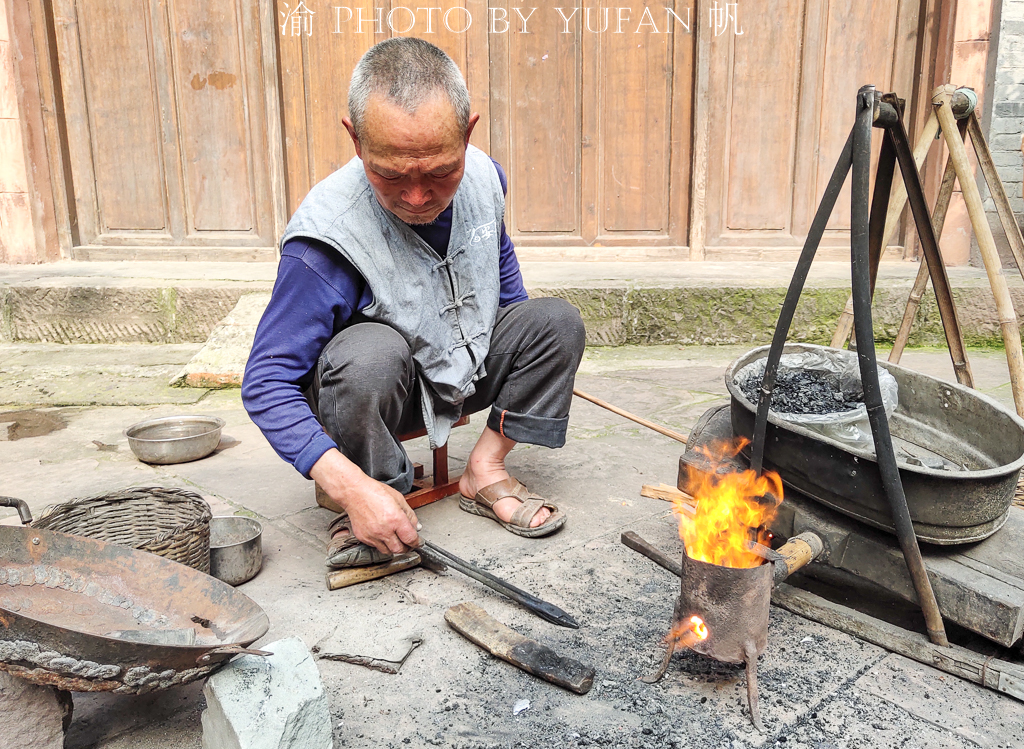 重庆街头偶遇消失很多年的补锅匠，勾起多少70、80后的童年记忆？