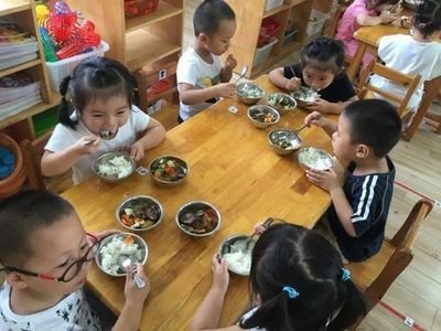 家长@让娃积食难长个，家长快停手吧3种“送命式”喂饭正在毁掉孩子