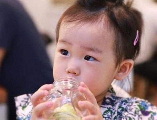 孩子:孩子再馋父母也别买,儿科医生:脾胃受伤,体质差这5种食物