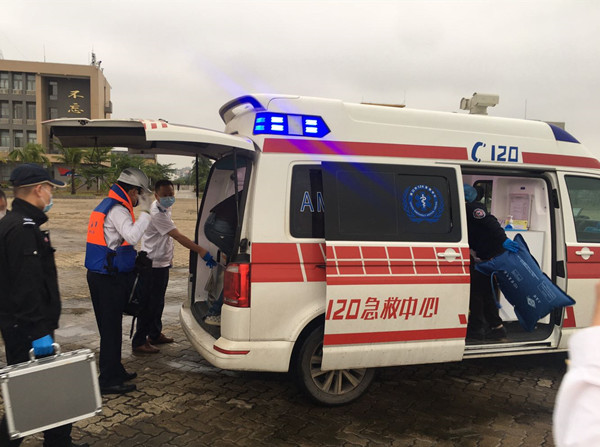 患病船员转移至120急救车送往医院接受进一步检查治疗(图源:海口海事