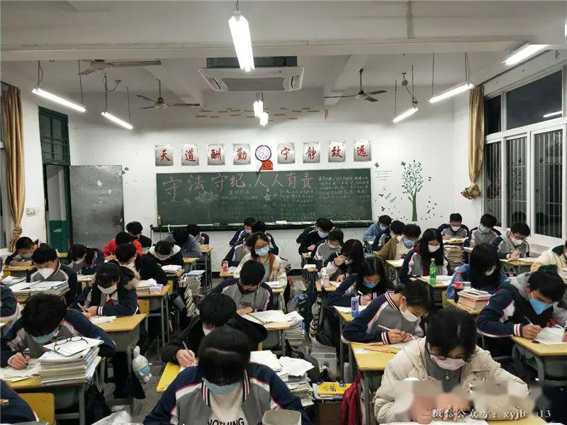 (教室上课) 在仙游二中,记者看到,学校将一个班级分成了ab班,宿舍也