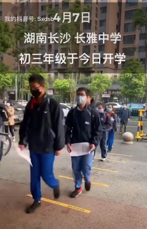 高三■严格消毒测体温全国多地毕业年级开学！戴口罩错时入校