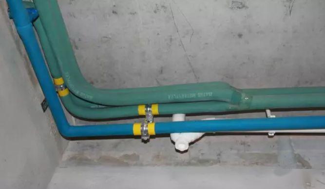 案例:某多联式中央空调制冷管路系统,有一只分歧管在使用1年后在弯管