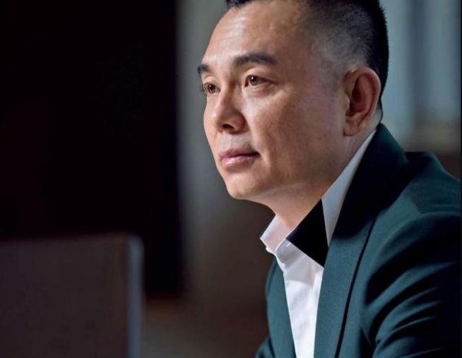 破产时被李湘狠心抛弃，东山再起身家30亿，今用
