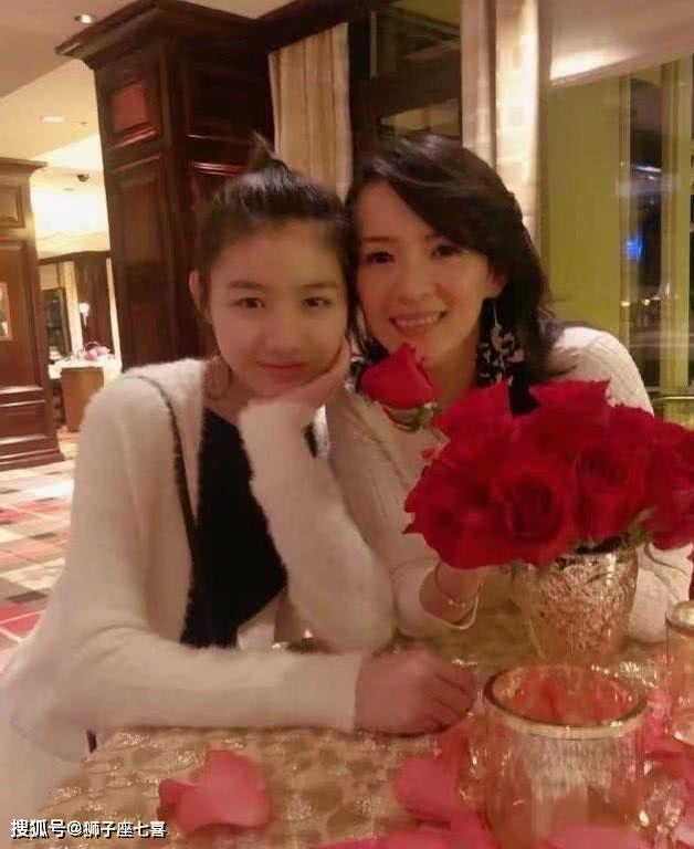 原创汪峰15岁大女儿晒近照，抱着吉他侧颜像亲妈，自拍角度太显魅惑