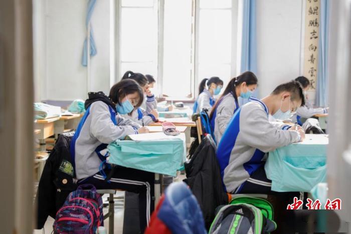 高三■严格消毒测体温全国多地毕业年级开学！戴口罩错时入校
