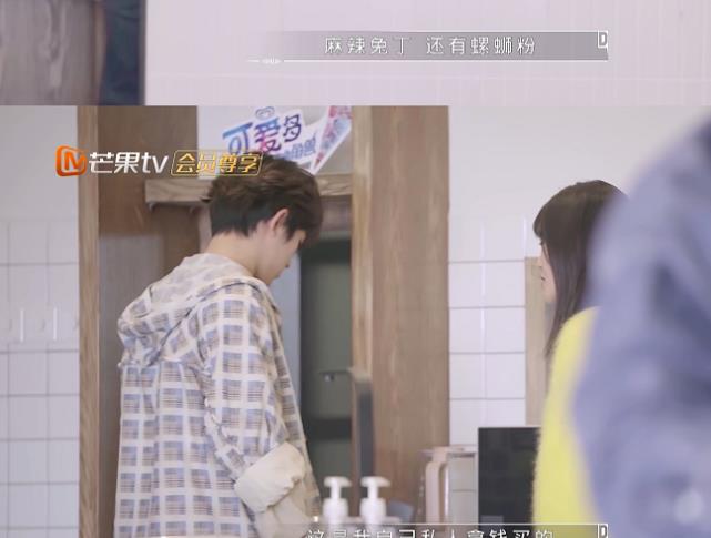 说悄悄话的两个人 4697e40b6d114e8595a8810cd9476cf5.jpeg