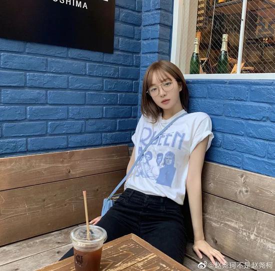 赵尧珂elsa hosk大牌logo 复古印花图案更迷人,时时刻