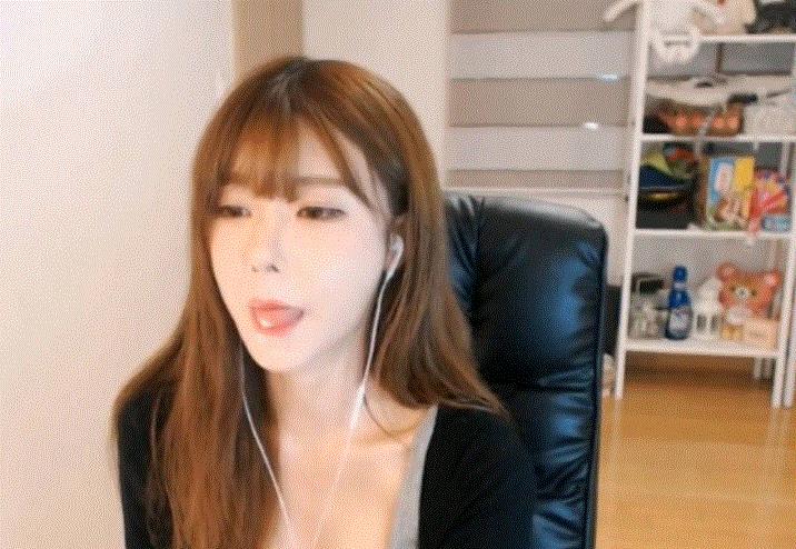 女主播唱歌排行榜_揭秘女主播真实面目,镜头前跳舞唱歌,身后却有人在暗中操控