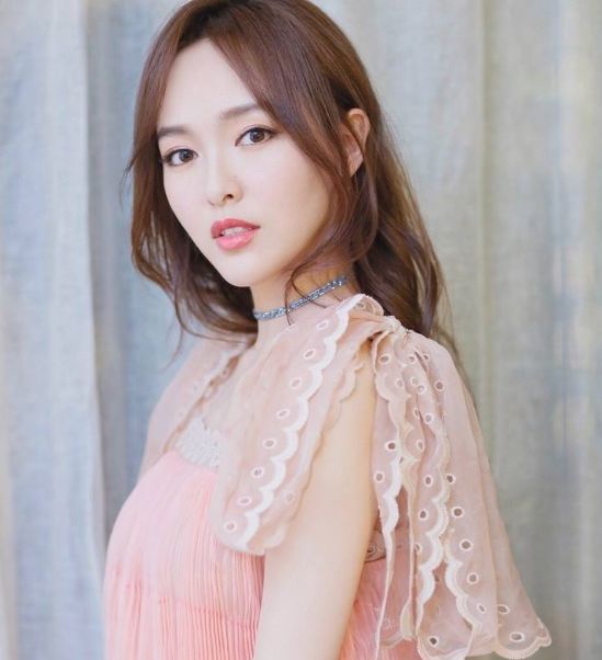 他和唐嫣同居3年分手，现如今被62岁富婆宠上天
