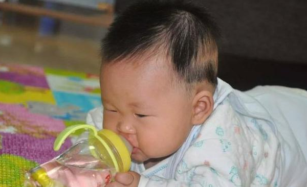 「孩子」这4样食物也别吃，会伤脾，娃长大后感谢你医生苦劝：孩子再馋