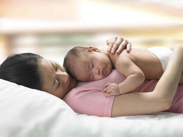 「孩子」差点伤了孩子脊柱,这些错误希望你没犯菜鸟妈妈抱娃姿势不当