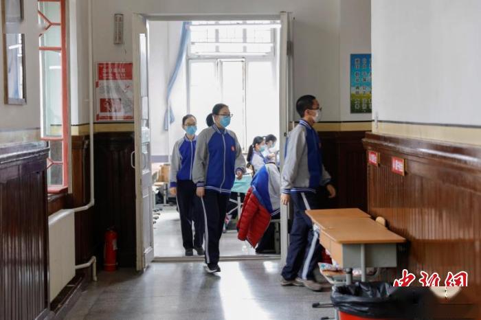 高三■严格消毒测体温全国多地毕业年级开学！戴口罩错时入校