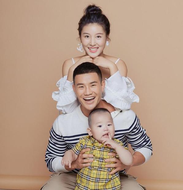 的演员谢孟伟,在社交媒体上晒出了自己和老婆孩子一家人出去玩的照片