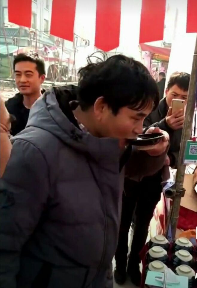 原创大衣哥随时被围观,生活细节被拍摄到毫无隐私,心态由崩溃到释然
