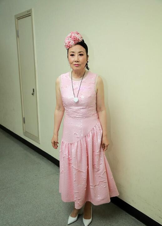 原创73岁汪明荃穿粉裙减龄 一举一动尽显优雅气质佳