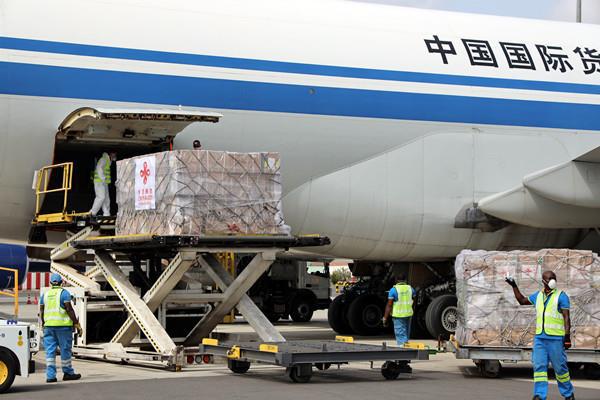 中国政府援助非洲医疗物资包机抵达加纳