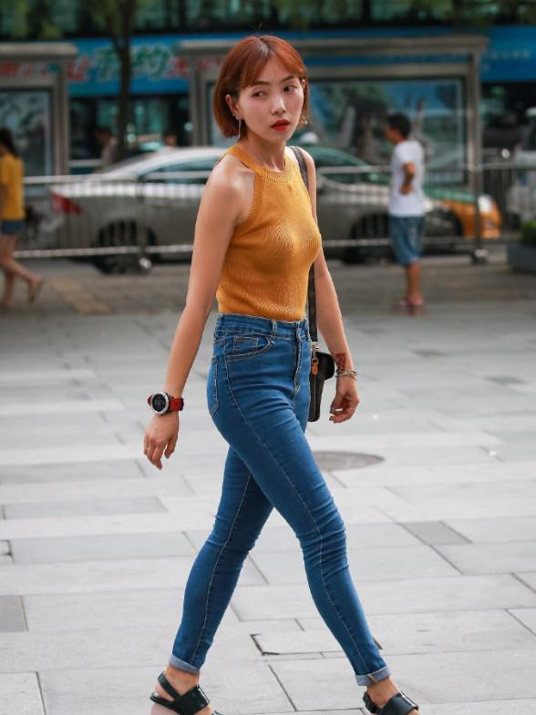 原创街拍:短发女生亦能有型有范,时尚上衣牛仔裤穿出不一样风格