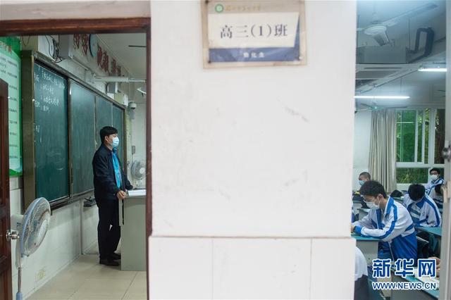 「新华社」多地高三开学复课今天