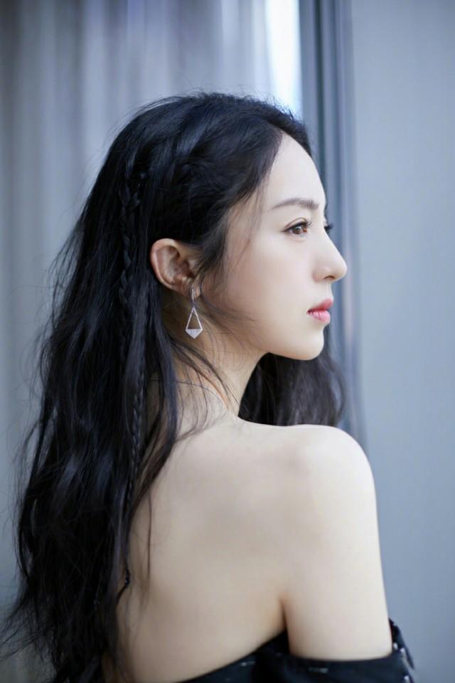 董璇黑色系抹胸性感美图