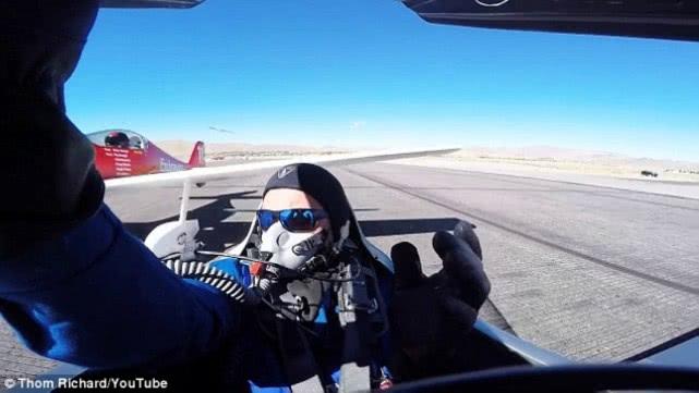 飞行员开飞机视频完整 7feec7aab9de446aa264644344584bb4.jpeg