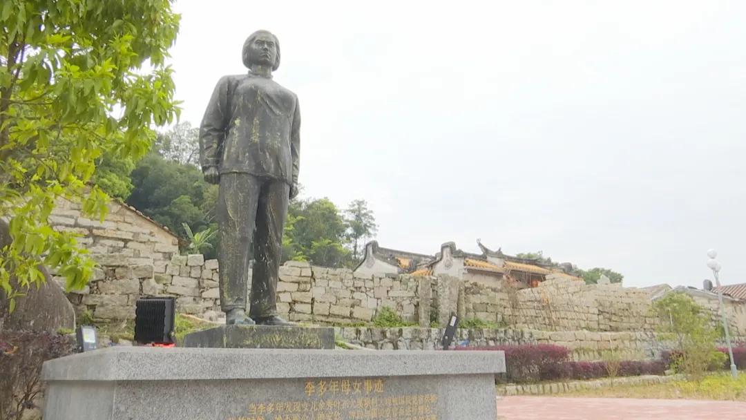 只见古色古香的红军戏台,遗留岁月印记的红军军营,李多年母女事迹铜像