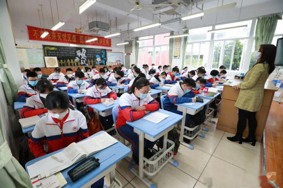 目前返校学生还要戴口罩上课,老师也是.