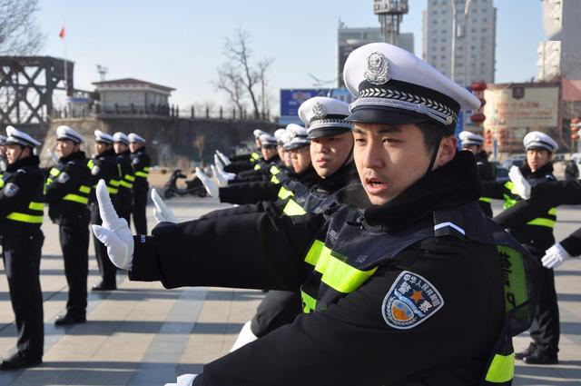 1/ 1 分享到微信  评论   辅警应该从退伍军人入选,毕竟当过兵的体质