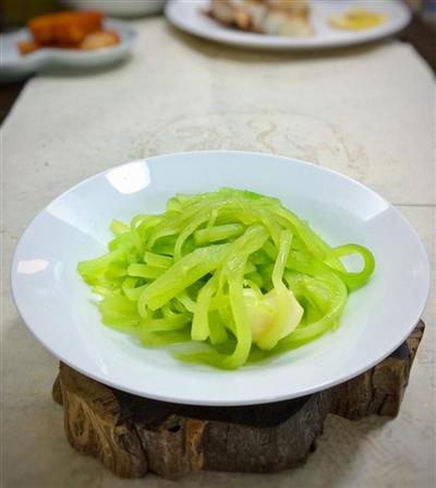 怎么炒莴笋丝既好吃又简单 8d9c1957dd3a47f399a290f6ab4ca2cd.jpeg