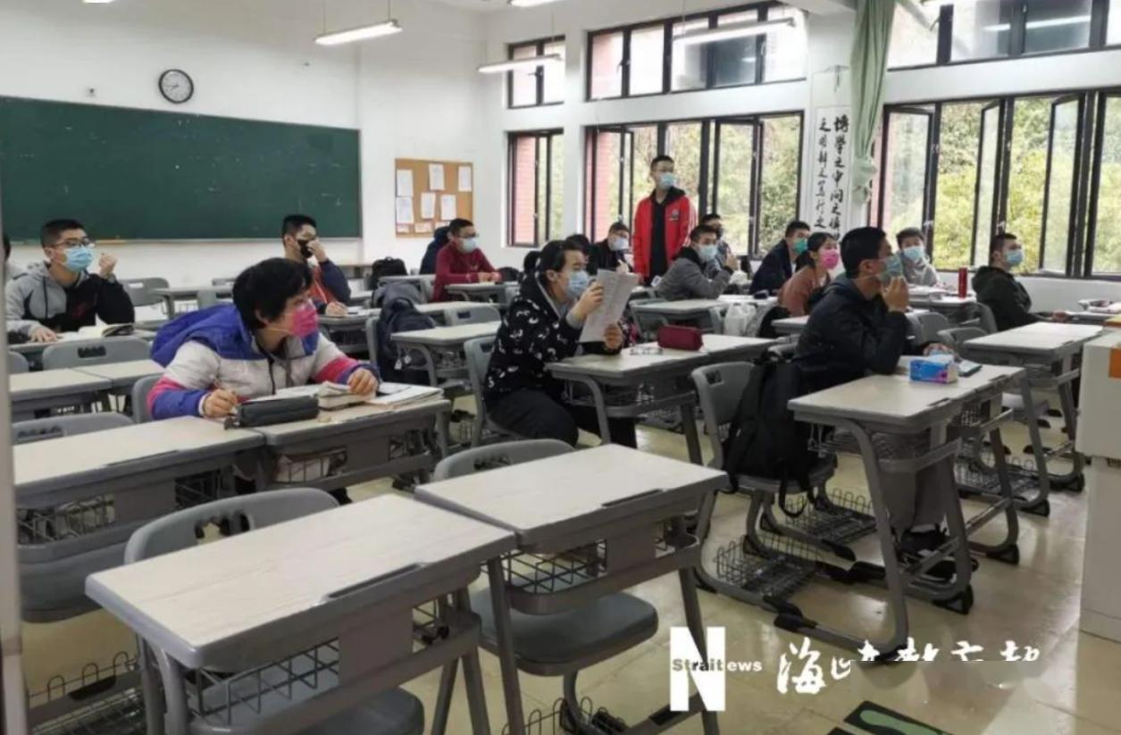 高三■严格消毒测体温全国多地毕业年级开学！戴口罩错时入校