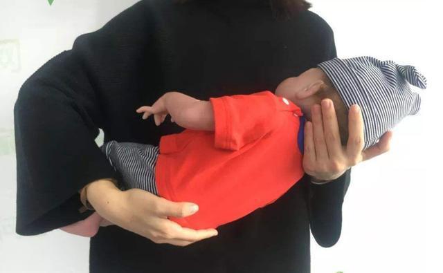 「孩子」差点伤了孩子脊柱,这些错误希望你没犯菜鸟妈妈抱娃姿势不当