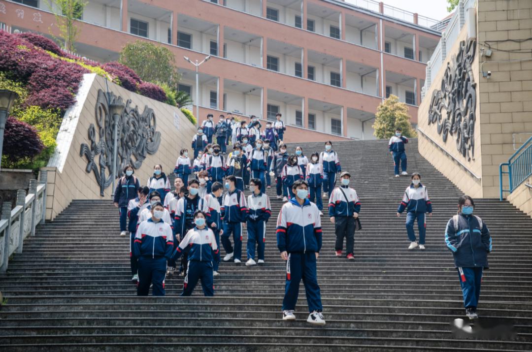 在复课第一天 摄影师湘嵩和大鸣 为您直击洪江一中和二(职)中开学的