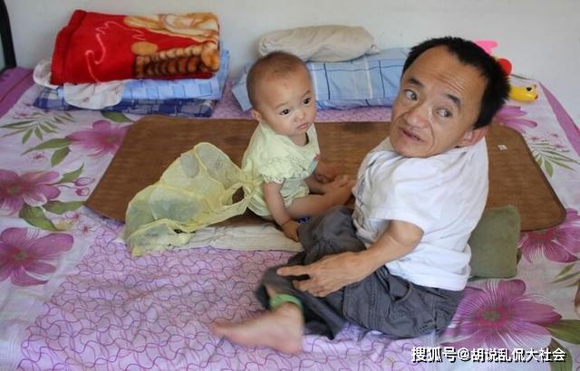 男子是侏儒娶美丽妻子，结婚生下女儿闹离婚，身高仅0.7米