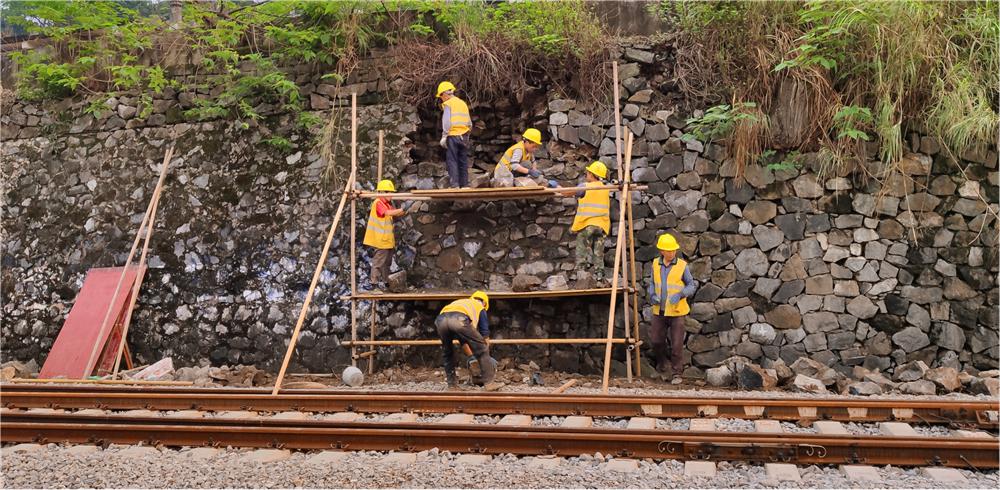 崇左市凭祥市及时处置铁路护坡坍塌隐患