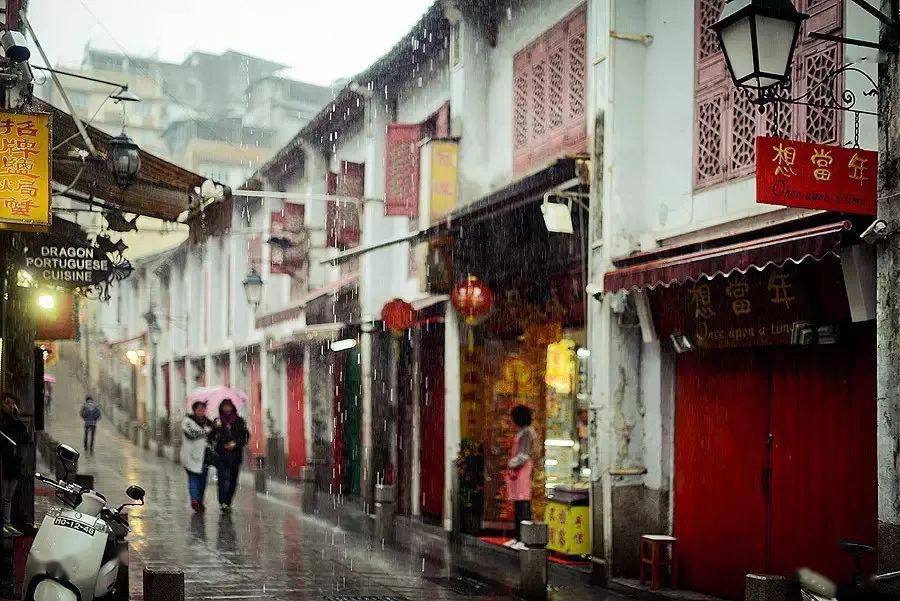 建筑特色,昔日澳门的红灯区,夜幕降临青楼茶馆高挂红灯笼,夜夜笙歌。