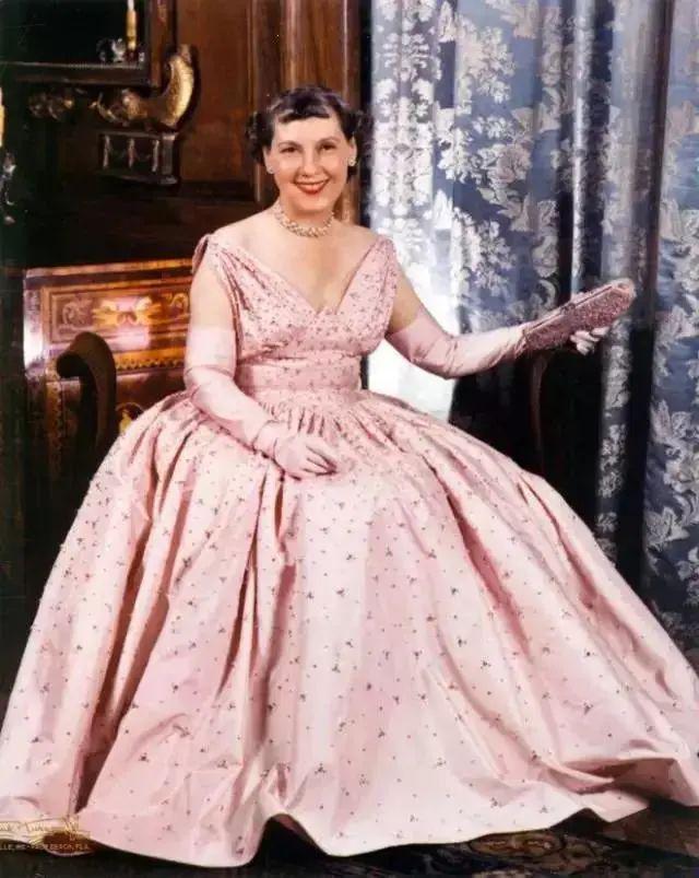 到1953年的时候,美国第一夫人玛米·艾森豪威尔 (mamie eisenhower)