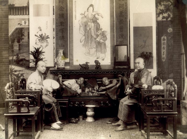 清代鸦片烟馆,1880 年,佚名,蛋白纸基照片,罗勇收藏