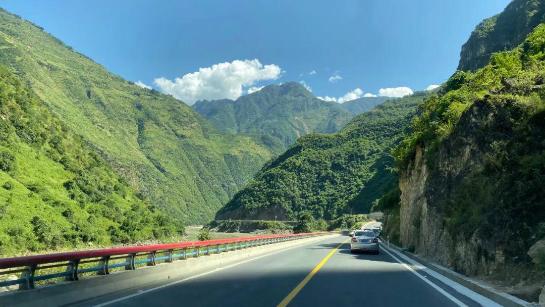 怒江美丽公路改扩建工程路侧多为临江陡崖,且多数路段不能满足路侧