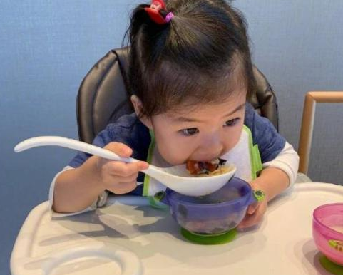 「孩子」这4样食物也别吃，会伤脾，娃长大后感谢你医生苦劝：孩子再馋