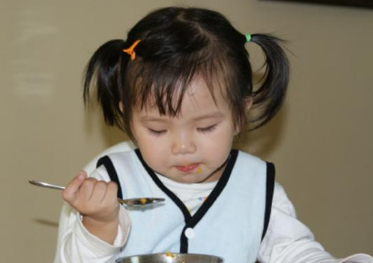 「孩子」这4样食物也别吃，会伤脾，娃长大后感谢你医生苦劝：孩子再馋