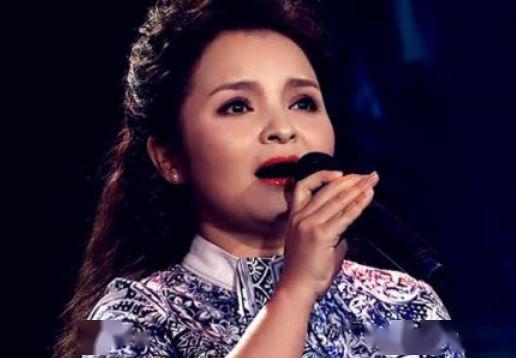 超感动歌唱家吴碧霞和女儿同台演唱天之大这场面太温馨了