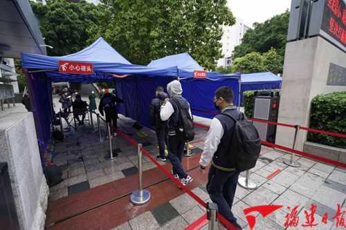 高三■严格消毒测体温全国多地毕业年级开学！戴口罩错时入校