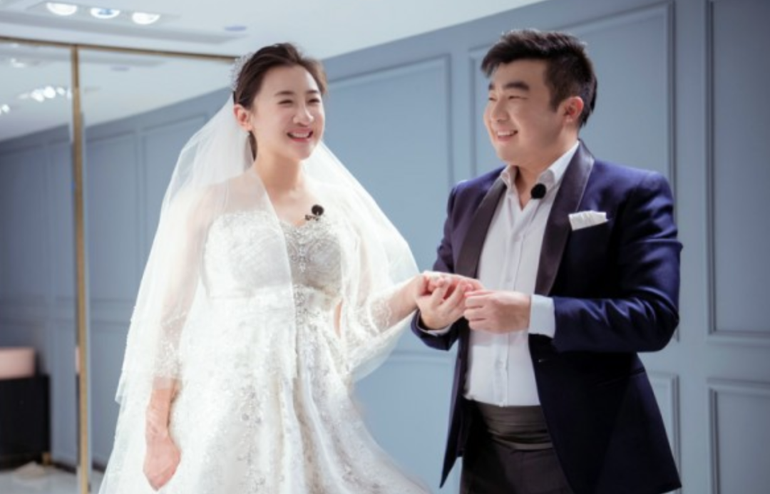 大肚子结婚婚纱怎么穿_怀孕穿婚纱大肚子照片(2)