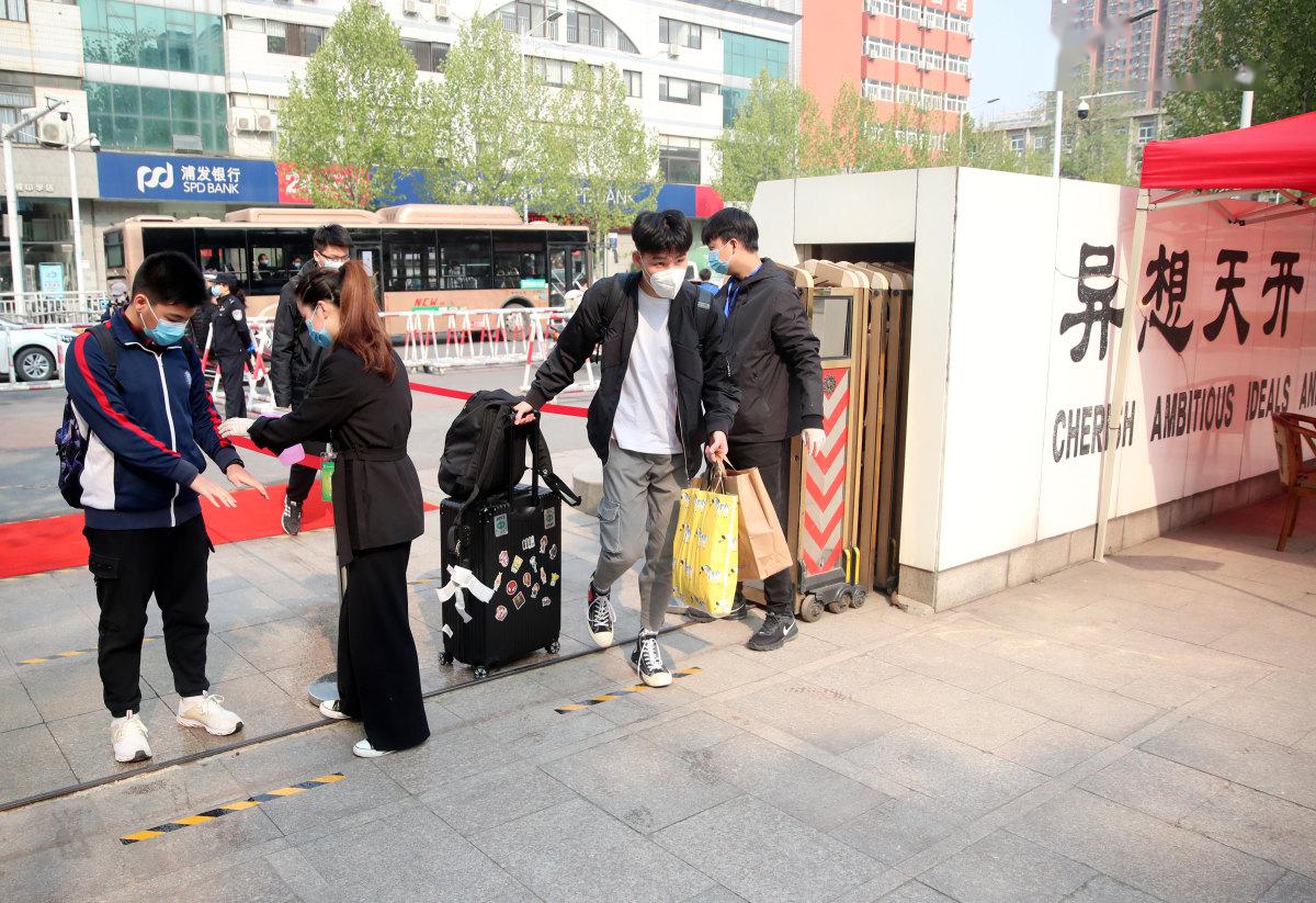 高三■严格消毒测体温全国多地毕业年级开学！戴口罩错时入校