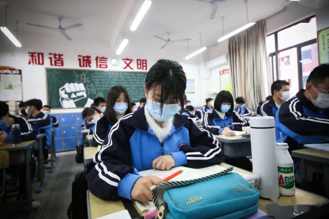 学生单人单桌在教室自习